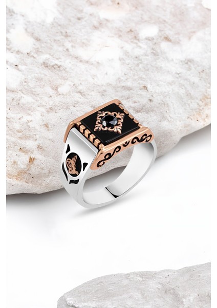 Onix Taşlı Ortası Zirkon Taşlı Motifli Gümüş Erkek Yüzük