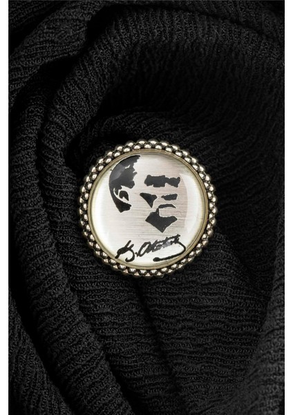 Beyaz Zemin Üzeri Atatürk İmzası Ve Silüeti Gümüş Rozet