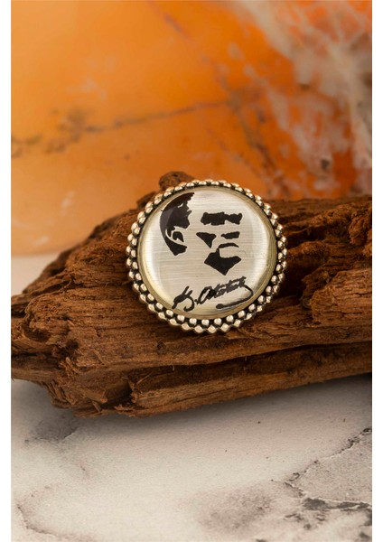 Beyaz Zemin Üzeri Atatürk İmzası Ve Silüeti Gümüş Rozet fiyatları