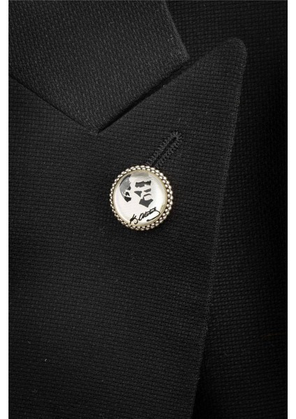 Beyaz Zemin Üzeri Atatürk İmzası Ve Silüeti Gümüş Rozet modelleri