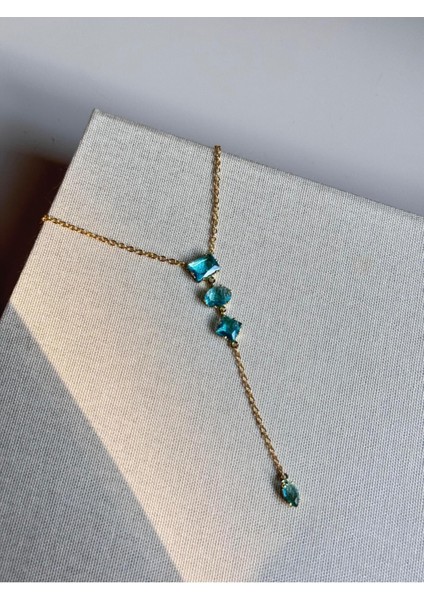 Mavi Baget Taşlı Uzun Y Kolye – Altın Renk Işıltılı ve Zarif Kadın Takı fiyatları