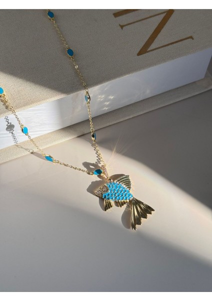 Altın Renk Mavi Balık Figürlü Kadın Kolye – Canlı ve Şık Tasarım