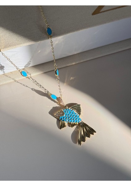Altın Renk Mavi Balık Figürlü Kadın Kolye – Canlı ve Şık Tasarım