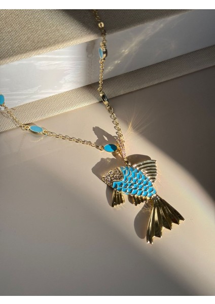 Altın Renk Mavi Balık Figürlü Kadın Kolye – Canlı ve Şık Tasarım