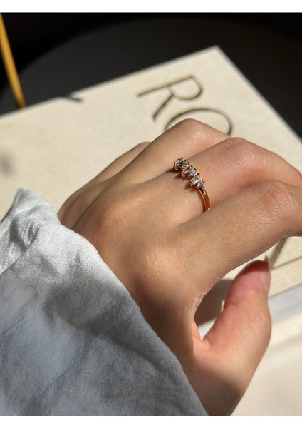 Altın Renk Taş Detaylı Kadın Çelik Yüzük – Zarif ve Işıltılı Tasarım | Lerosy Co.