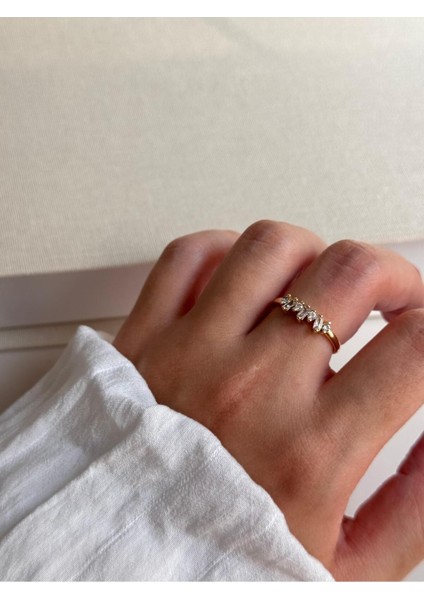 Altın Renk Taş Detaylı Kadın Çelik Yüzük – Zarif ve Işıltılı Tasarım | Lerosy Co.