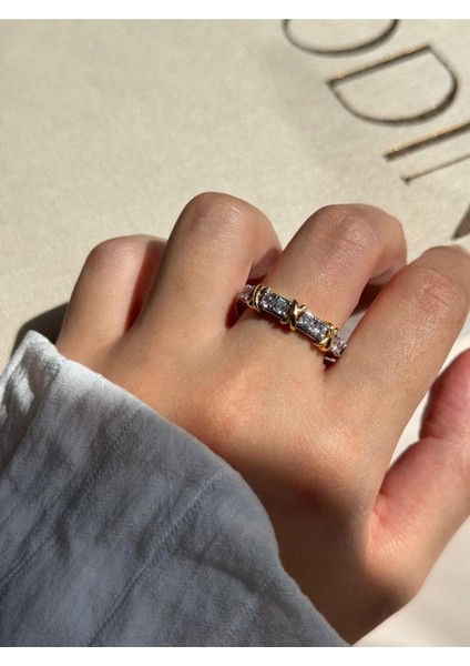 Gold ve Gümüş Renk Taş Detaylı Kadın Çelik Yüzük – Işıltılı ve Zarif Tasarım | Lerosy Co.