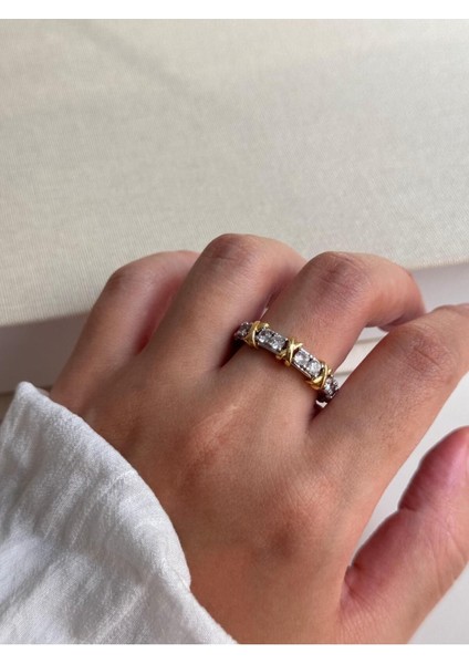 Gold ve Gümüş Renk Taş Detaylı Kadın Çelik Yüzük – Işıltılı ve Zarif Tasarım | Lerosy Co.