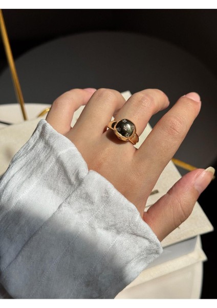 Altın Renk Yuvarlak Bombeli Taş Detaylı Kadın Çelik Yüzük – Zarif ve Şık Tasarım