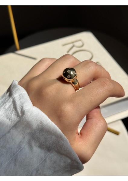 Altın Renk Yuvarlak Bombeli Taş Detaylı Kadın Çelik Yüzük – Zarif ve Şık Tasarım