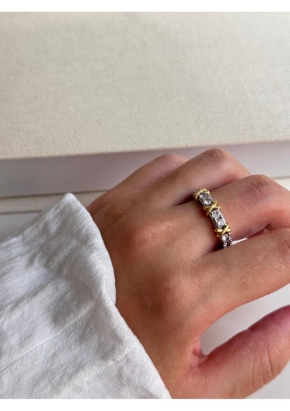 Gold ve Gümüş Renk Taş Detaylı Kadın Çelik Yüzük – Işıltılı ve Zarif Tasarım | Lerosy Co.