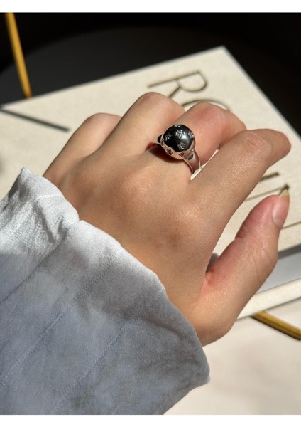 Gümüş Renk Yuvarlak Bombeli Taş Detaylı Kadın Çelik Yüzük – Zarif ve Şık Tasarım