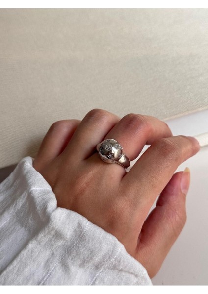 Gümüş Renk Yuvarlak Bombeli Taş Detaylı Kadın Çelik Yüzük – Zarif ve Şık Tasarım