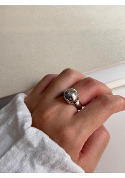 Gümüş Renk Yuvarlak Bombeli Taş Detaylı Kadın Çelik Yüzük – Zarif ve Şık Tasarım