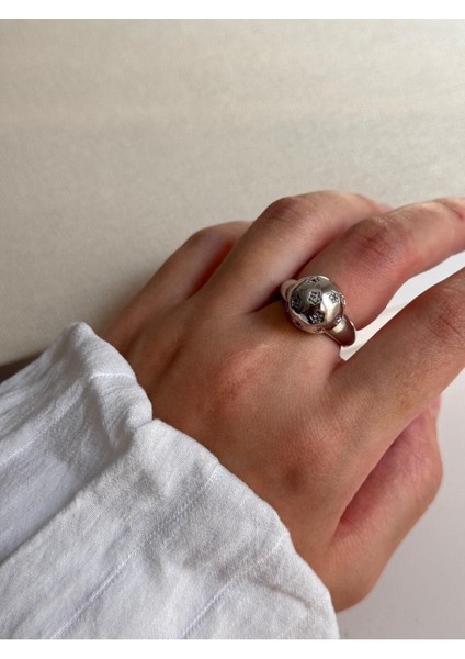 Gümüş Renk Yuvarlak Bombeli Taş Detaylı Kadın Çelik Yüzük – Zarif ve Şık Tasarım
