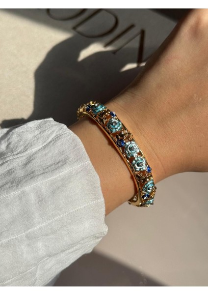 Lacivert & Mavi Çiçek Taşlı Altın Kaplama Kelepçe Bileklik – Zarif Kadın Takı