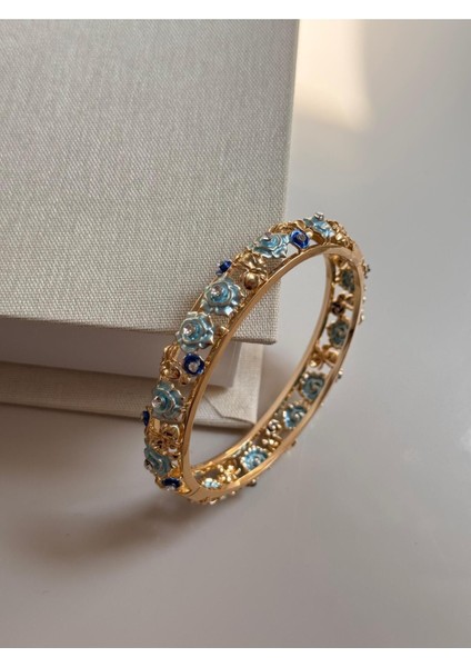 Lacivert & Mavi Çiçek Taşlı Altın Kaplama Kelepçe Bileklik – Zarif Kadın Takı modelleri