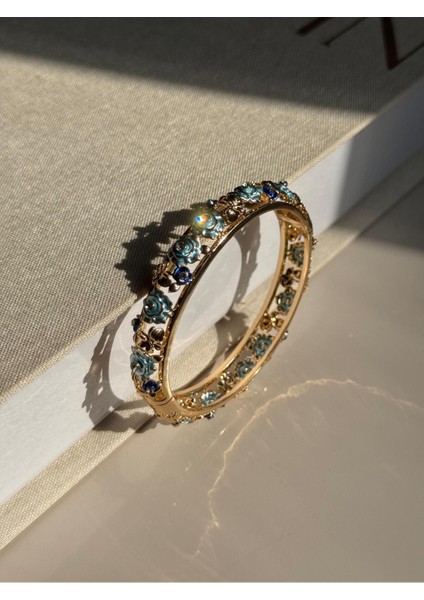 Lacivert & Mavi Çiçek Taşlı Altın Kaplama Kelepçe Bileklik – Zarif Kadın Takı