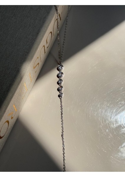 Taş Detaylı Uzun Y Kolye – Gümüş Renk Zarif ve Işıltılı Kadın Tasarımı Lerosy Co.