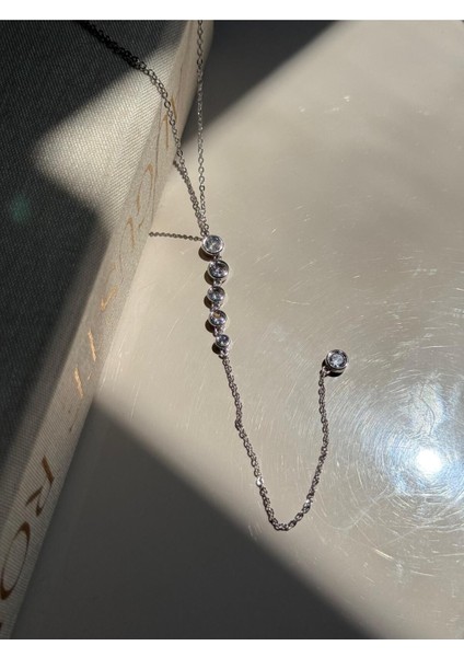 Taş Detaylı Uzun Y Kolye – Gümüş Renk Zarif ve Işıltılı Kadın Tasarımı Lerosy Co. fiyatları