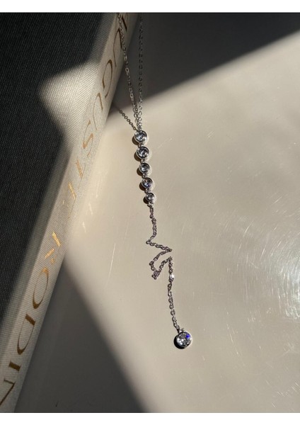 Taş Detaylı Uzun Y Kolye – Gümüş Renk Zarif ve Işıltılı Kadın Tasarımı Lerosy Co. modelleri