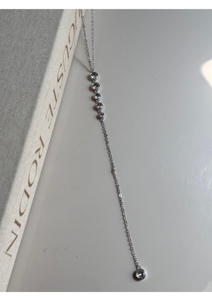 Taş Detaylı Uzun Y Kolye – Gümüş Renk Zarif ve Işıltılı Kadın Tasarımı Lerosy Co. fırsatları