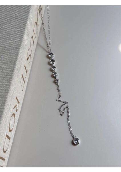 Taş Detaylı Uzun Y Kolye – Gümüş Renk Zarif ve Işıltılı Kadın Tasarımı Lerosy Co.