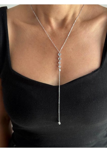 Taş Detaylı Uzun Y Kolye – Gümüş Renk Zarif ve Işıltılı Kadın Tasarımı Lerosy Co.