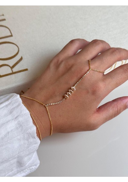 Taş Detaylı Altın Renk Şahmeran – Işıltılı ve Zarif Kadın El Takısı fiyatları