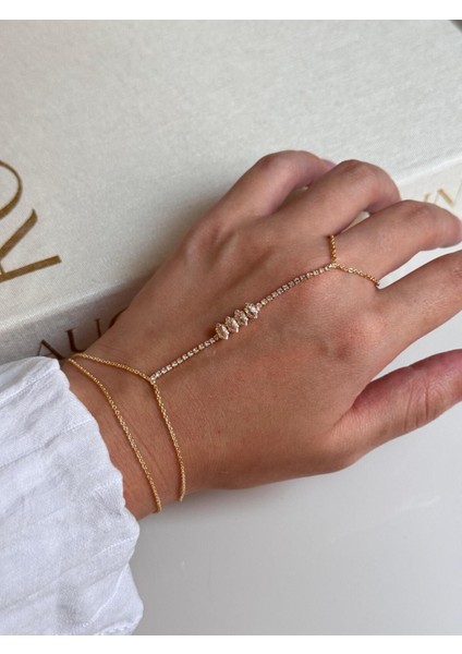 Taş Detaylı Altın Renk Şahmeran – Işıltılı ve Zarif Kadın El Takısı modelleri