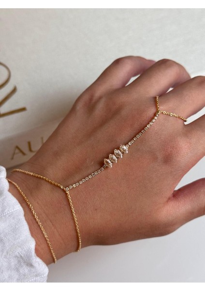 Taş Detaylı Altın Renk Şahmeran – Işıltılı ve Zarif Kadın El Takısı