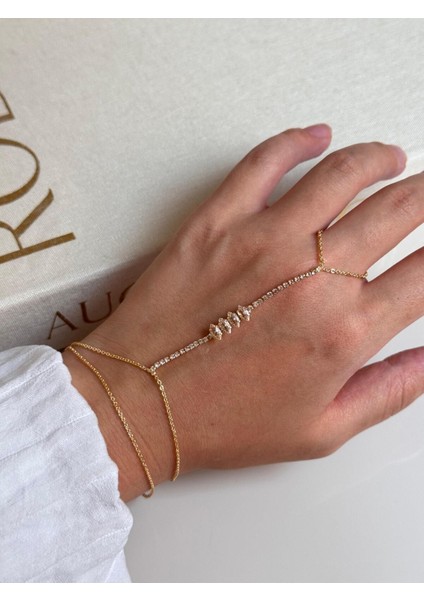 Taş Detaylı Altın Renk Şahmeran – Işıltılı ve Zarif Kadın El Takısı