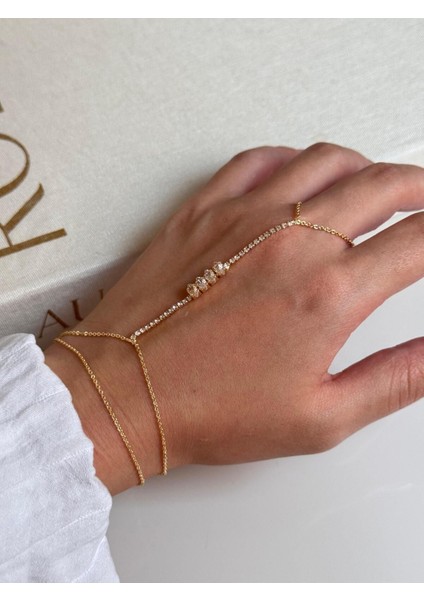 Taş Detaylı Altın Renk Şahmeran – Işıltılı ve Zarif Kadın El Takısı