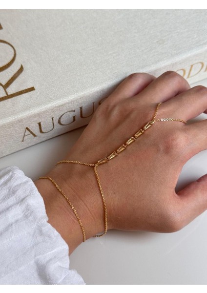 Taş Detaylı Altın Renk Şahmeran – Hafif ve Zarif Kadın El Takısı