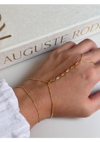 Taş Detaylı Altın Renk Şahmeran – Hafif ve Zarif Kadın El Takısı