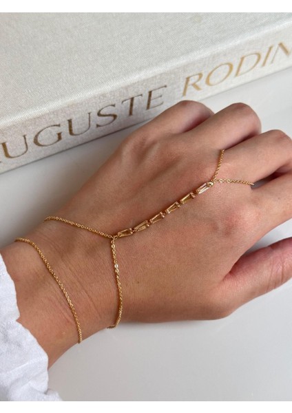 Taş Detaylı Altın Renk Şahmeran – Hafif ve Zarif Kadın El Takısı