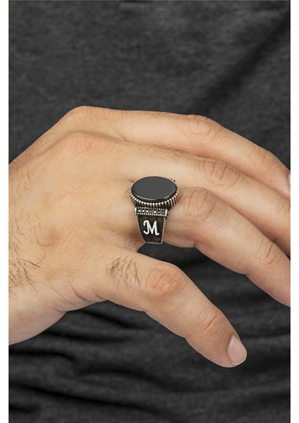 Oniks Taşlı Çift Tarafı Harfli Mikro Süslemeli Gümüş Erkek Yüzük modelleri