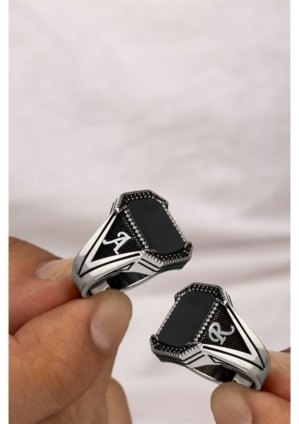 Oniks Taşlı Çift Tarafı Harfli V Model Gümüş Erkek Yüzük fiyatları