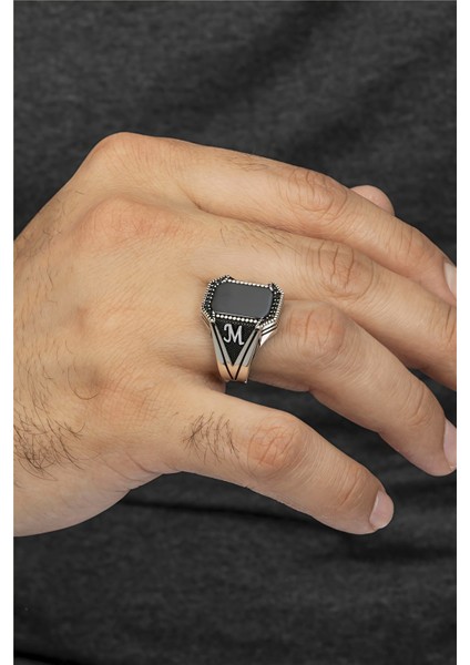 Oniks Taşlı Çift Tarafı Harfli V Model Gümüş Erkek Yüzük modelleri