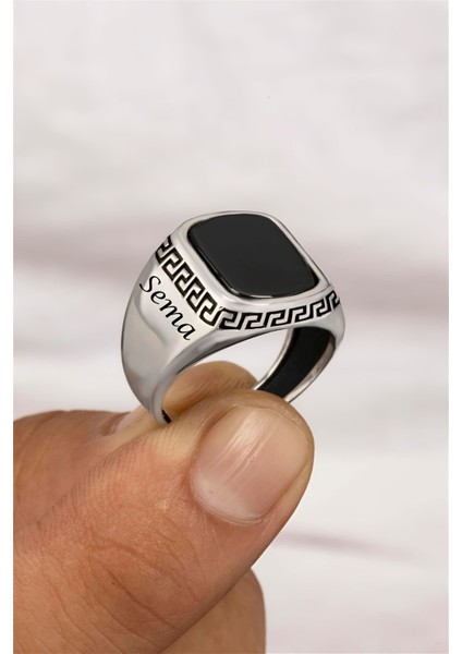 Oniks Taşlı Grek Desenli Çift Tarafı İsimli Gümüş Erkek Yüzük