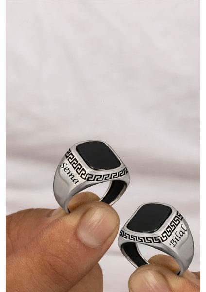 Oniks Taşlı Grek Desenli Çift Tarafı İsimli Gümüş Erkek Yüzük fiyatları