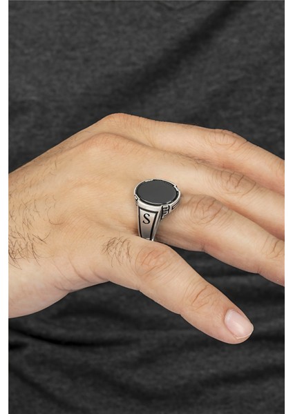 Oniks Taşlı Çift Tarafı Harfli Grek Model Gümüş Erkek Yüzük modelleri