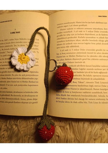 2' Li Set Amigurumi Çilek Figürlü Kitap Ayracı ve Anahtarlık modelleri