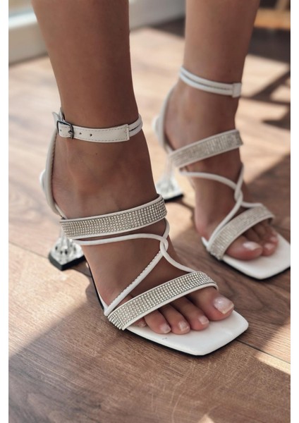 Sande Mat Deri Taş Detaylı Topuklu Ayakkabı Beyaz