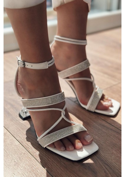 Sande Mat Deri Taş Detaylı Topuklu Ayakkabı Beyaz fiyatları