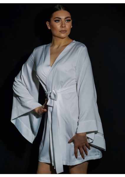 Kadın Beyaz Saten Kuşaklı Sabahlık Kimono – Geniş Kol, Zarif ve Şık