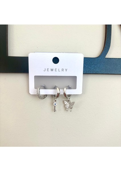 Gümüş Renk Ay, Anahtar ve Kelebek Motifli Taşlı Halka Küpe Seti – Zarif ve Anlamlı Tasarım