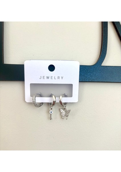 Gümüş Renk Ay, Anahtar ve Kelebek Motifli Taşlı Halka Küpe Seti – Zarif ve Anlamlı Tasarım fiyatları