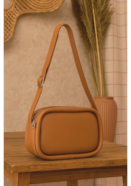 Fitilli Urban Geniş Iç Hacmiyle Çapraz Kullanıma Uygun Ayarlanabilir Yumuşak Derili Askılı Çapraz Omuz Çantası