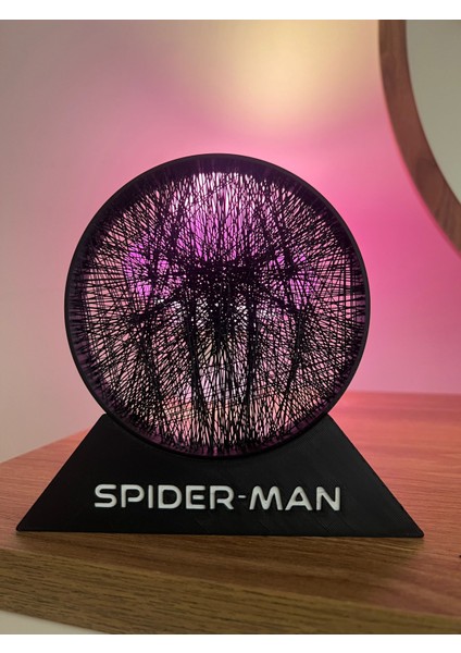 3D Baskı Spiderman String Art – Standlı Siyah Detaylı Dekor